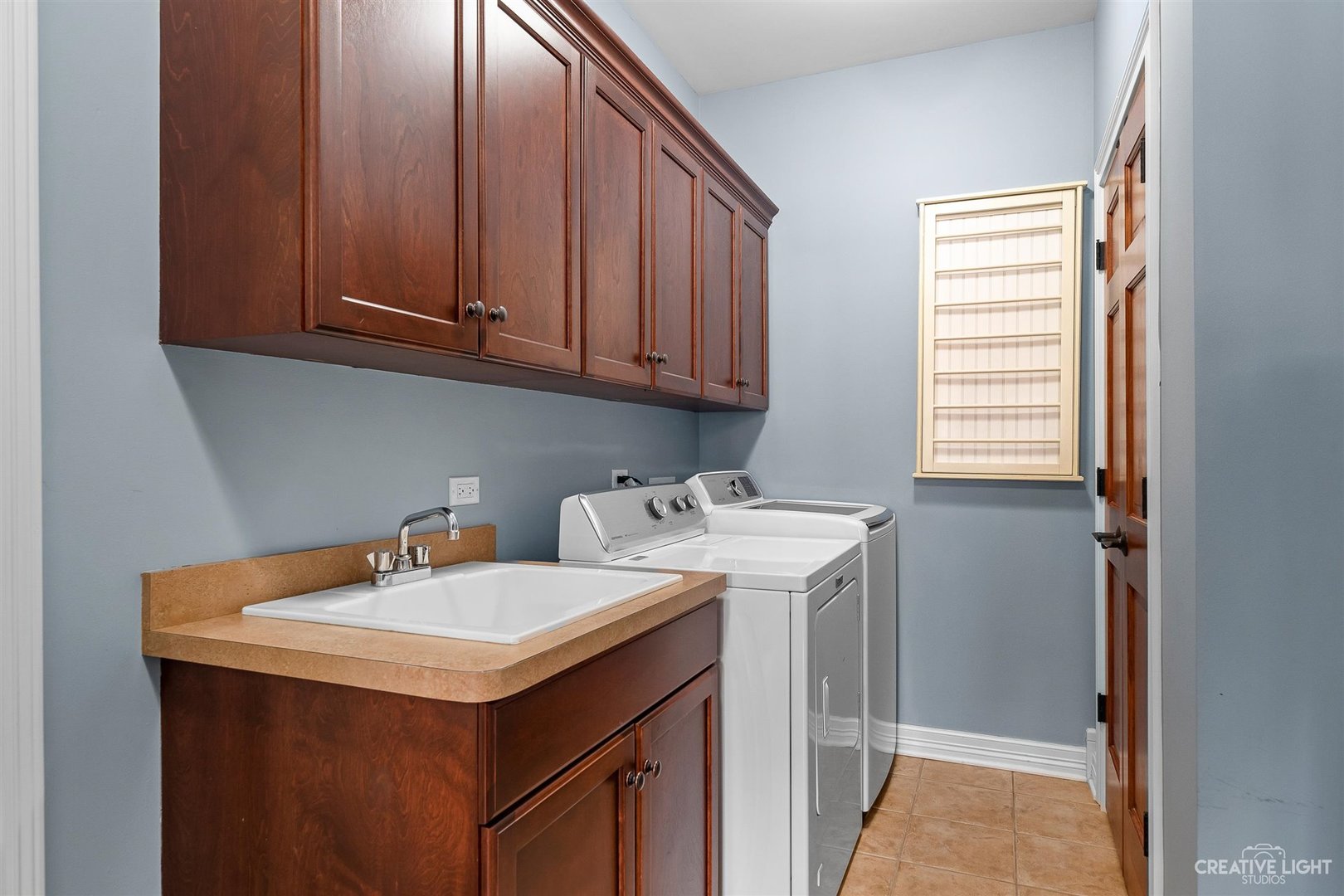 3509 Ridge Pointe Drive Geneva, IL 60134 - Photo 20 of 39 a utility room with dryer and washer