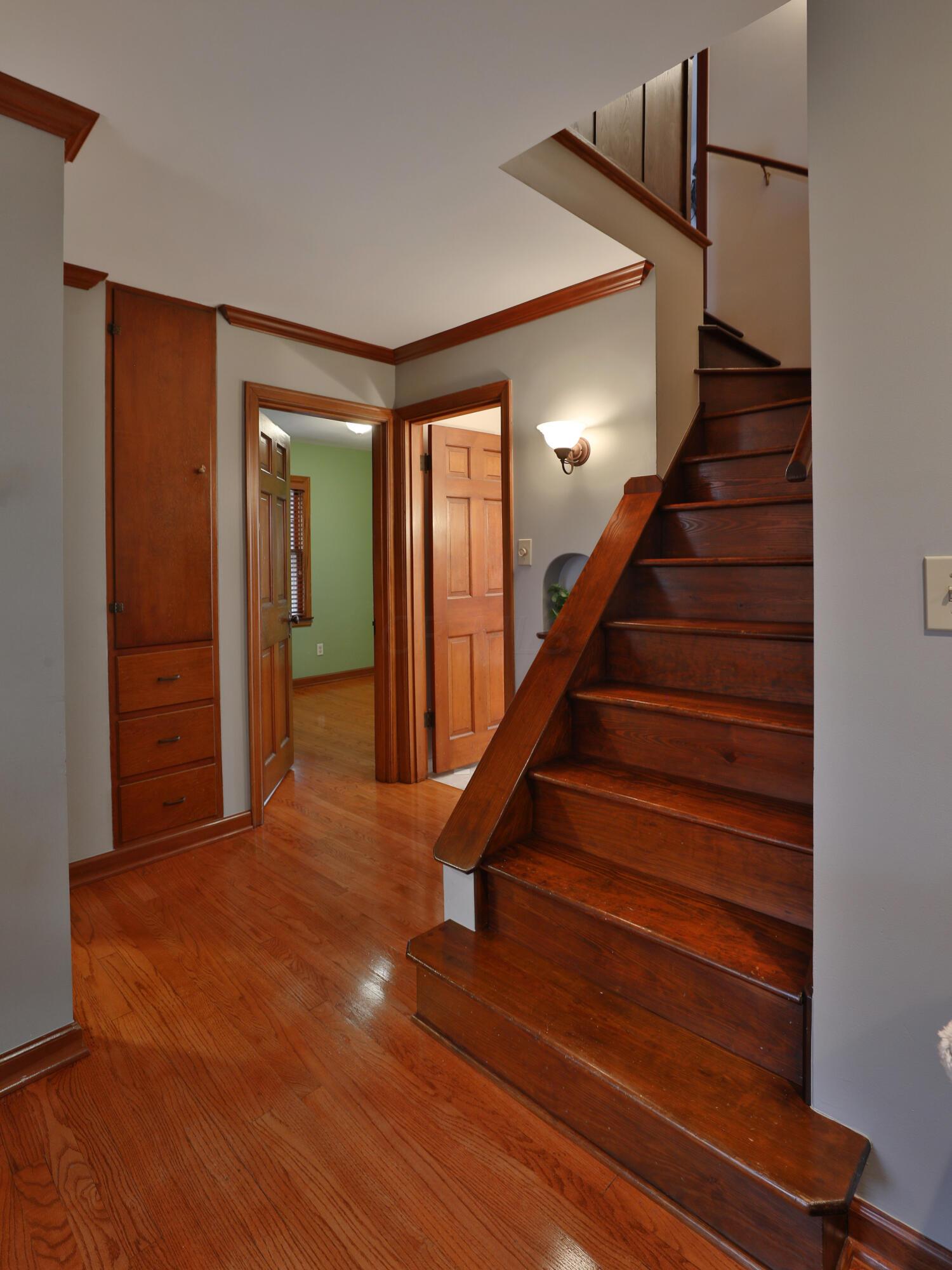 630 Garden Road Columbus, OH 43214 - Photo 25 of 41 Stairs to Master Bedroom