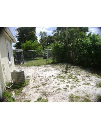 191 West 35th Street Riviera Beach, FL 33404 - Photo 12 of 15 Exterior Back