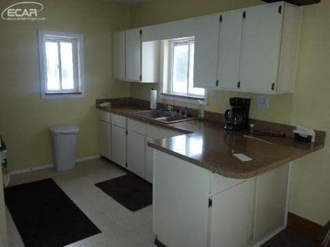 1414 South Dye Road Flint, MI 48532 - Photo 4 of 13 20416291-3.JPG