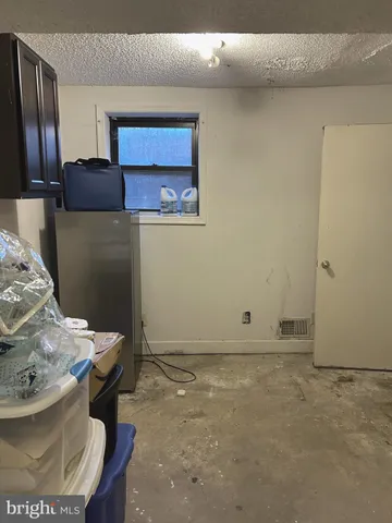 a view of livingroom with furniture