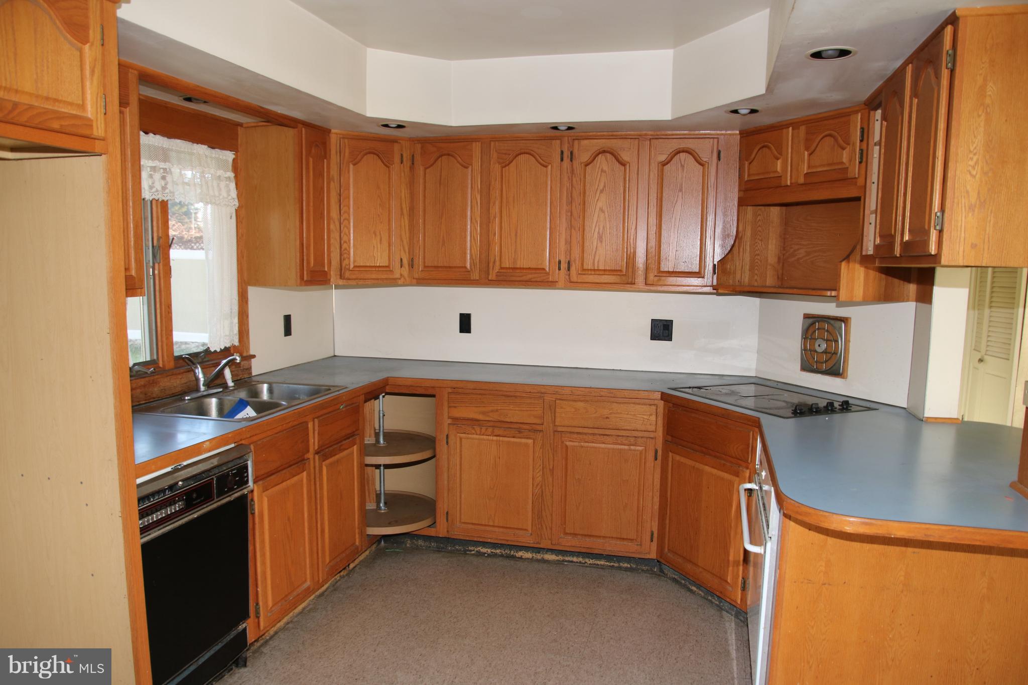8 Jollybrook Road Levittown, PA 19056 - Photo 5 of 14 Gallery Image 5