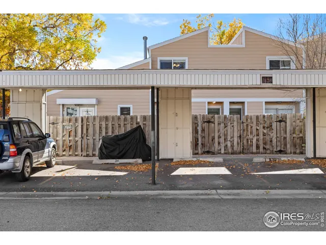 a view of entrance front of the house