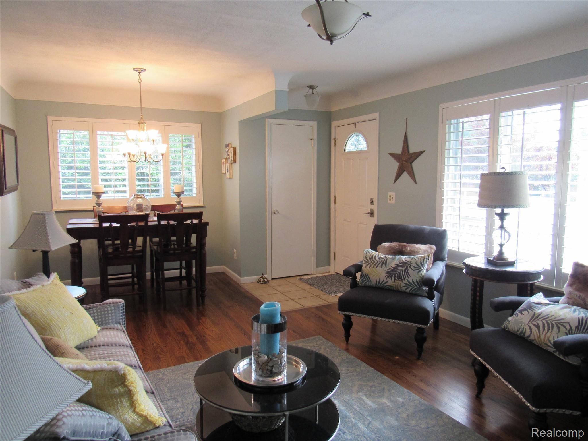 245 Texas Avenue Rochester, MI 48309 - Photo 4 of 21 IMG_1735.JPG