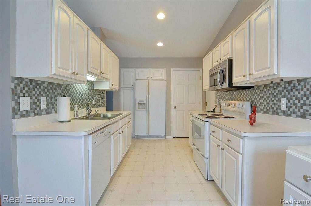 3064 High Pointe Ridge Road, Unit 41 Lake Orion, MI 48359 - Photo 6 of 27