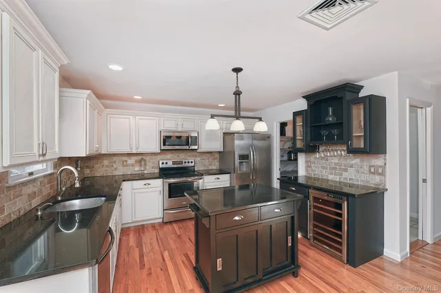 $999,000 | 38 Soundcrest Avenue, Northport, NY 11768