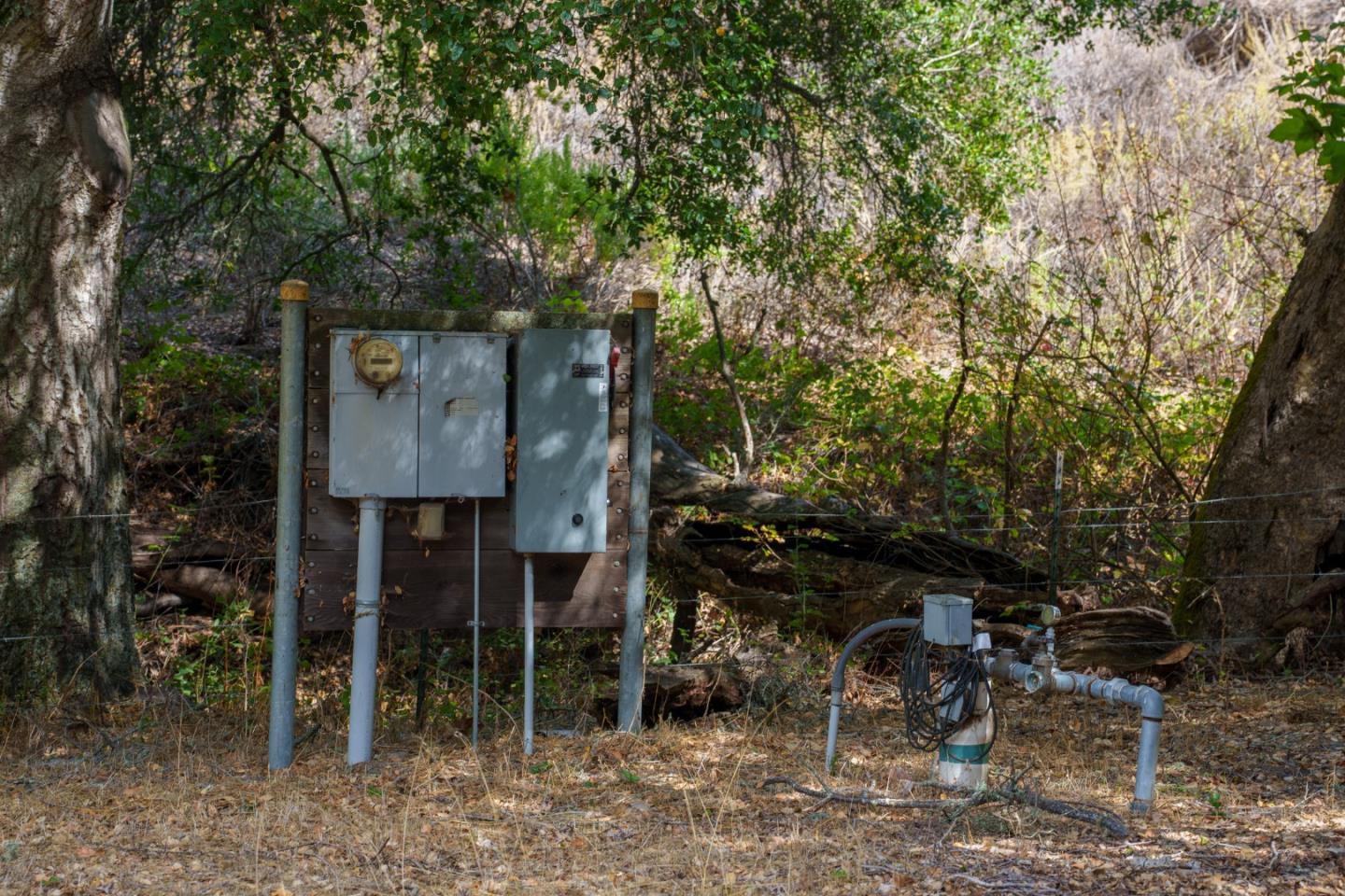 367 San Benancio Road Salinas, CA 93908 - Photo 28 of 29 a backyard of a house with table and chairs
