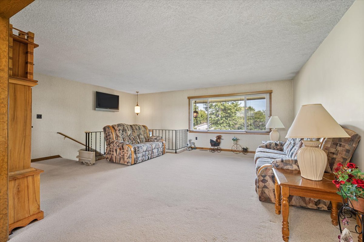 13310 Tango Road Bloomington, IL 61705 - Photo 11 of 40 a living room with furniture and a window