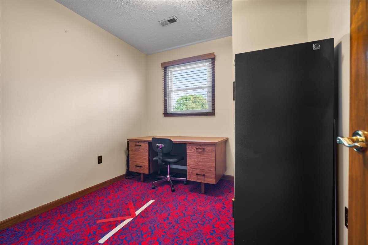 13310 Tango Road Bloomington, IL 61705 - Photo 25 of 40 a workspace with furniture and window