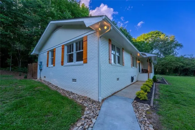 a view of a house with a backyard