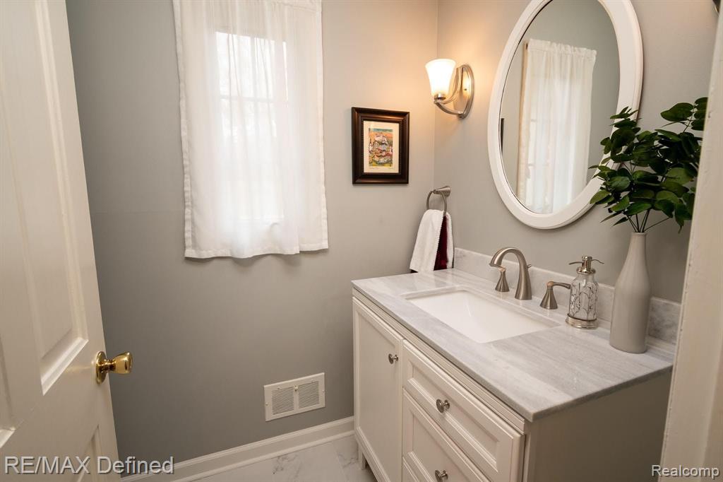 674 Campus Road Rochester Hills, MI 48309 - Photo 12 of 48