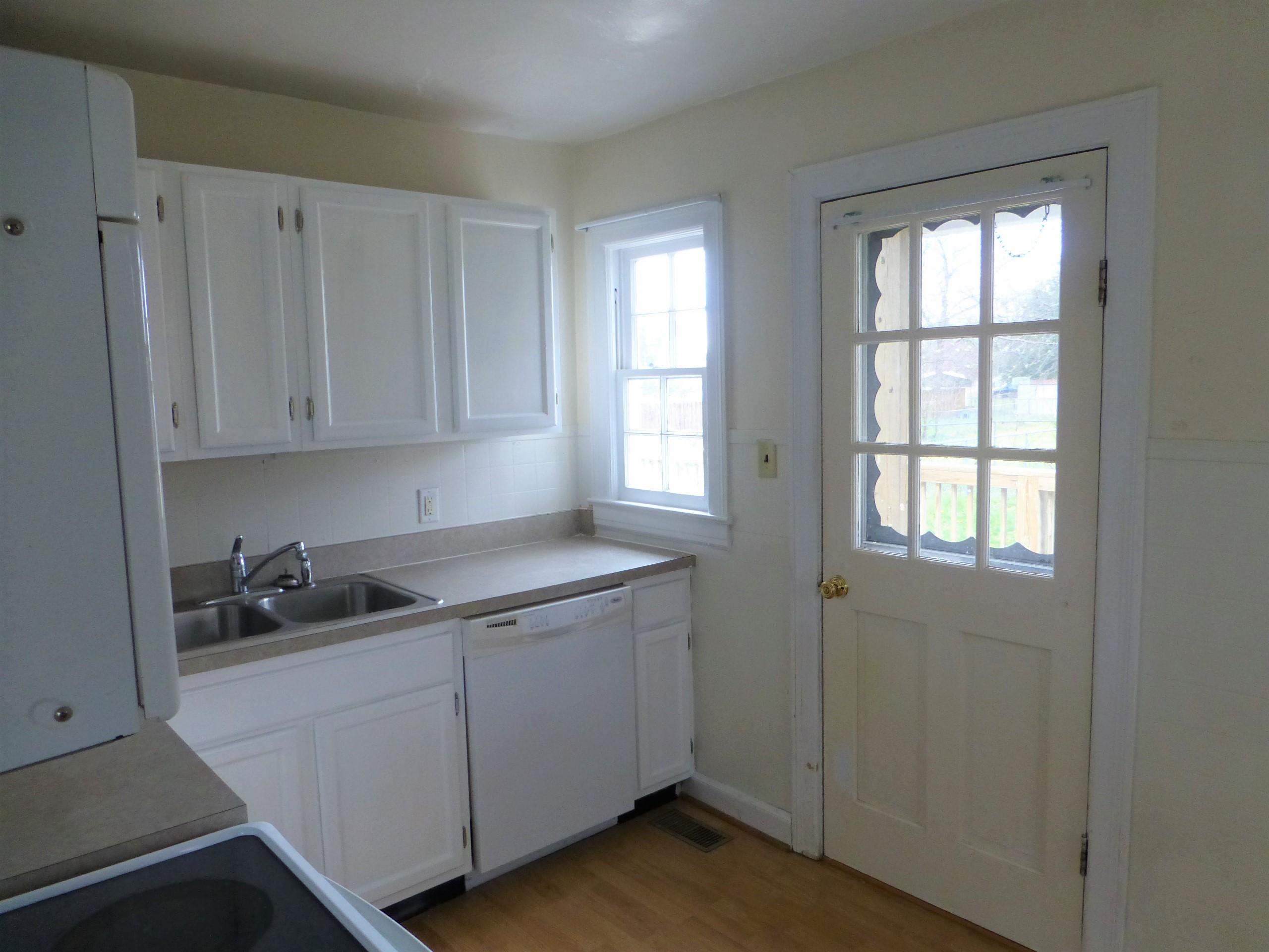 2238 Valleydale Road Salem, VA 24153 - Photo 9 of 27 P1020412