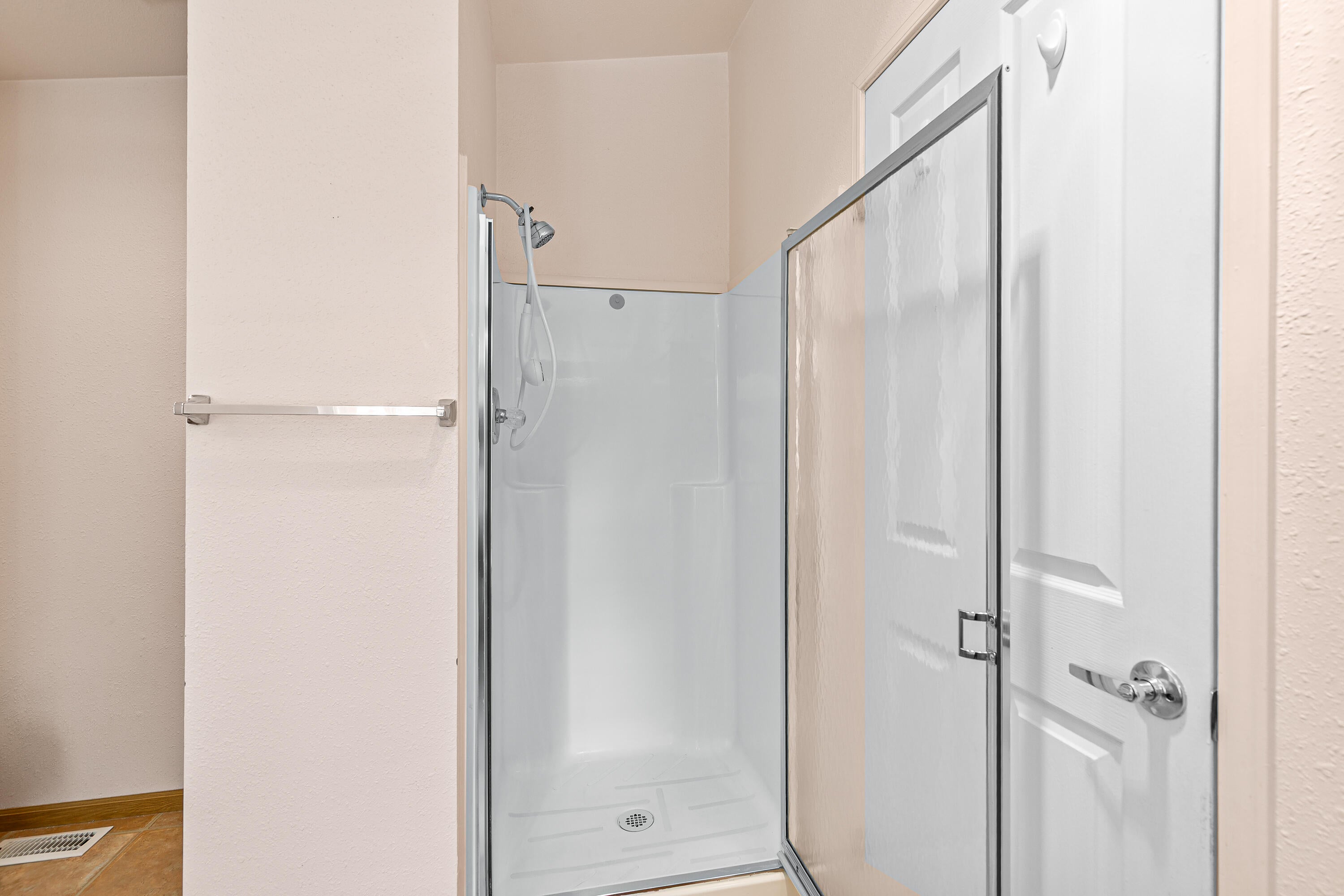 555 Freeman Road, Unit 251 Central Point, OR 97502 - Photo 24 of 30 Master Bathroom Shower