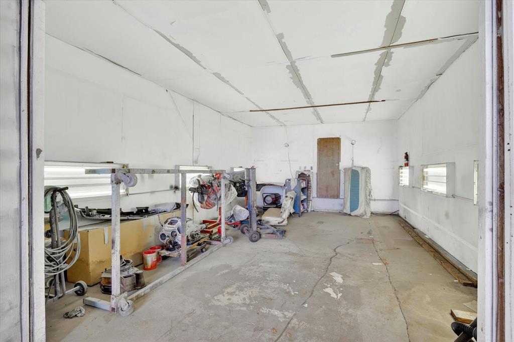 1092 West Highway 199 Springtown, TX 76082 - Photo 20 of 29 Paint room