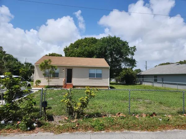 $2,400 | 210 Northwest 13th Avenue, Delray Beach, FL 33444