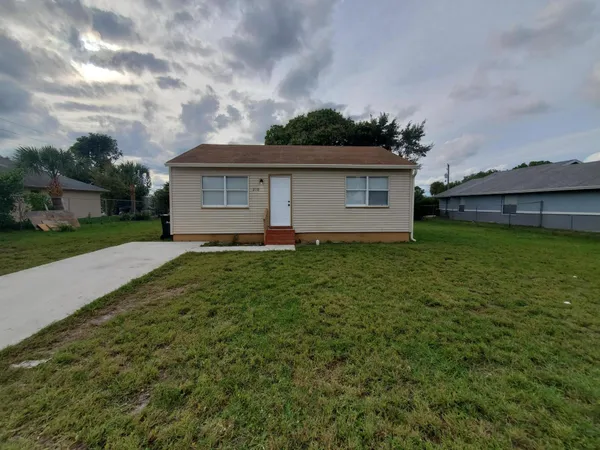 $2,400 | 210 Northwest 13th Avenue, Delray Beach, FL 33444
