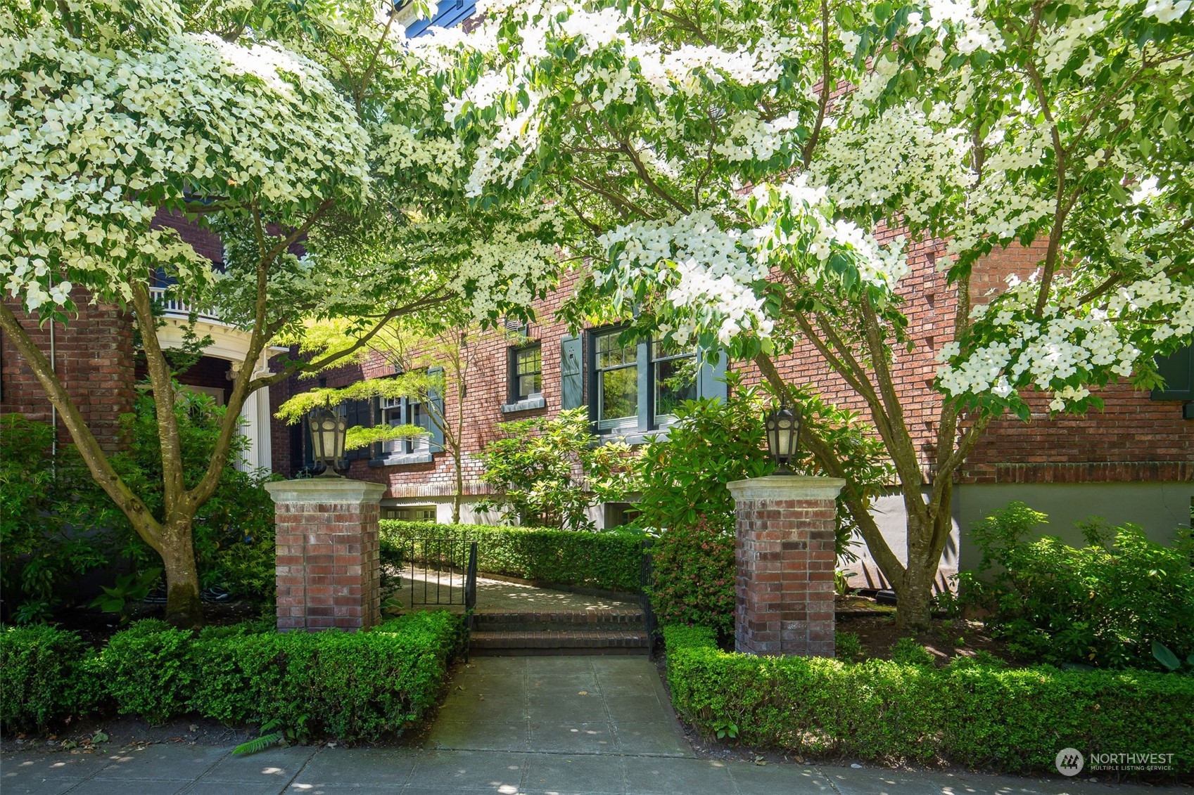 1065 East Prospect Street, Unit 204 Seattle, WA 98102 - Photo 2 of 30 a front view of a house with a garden