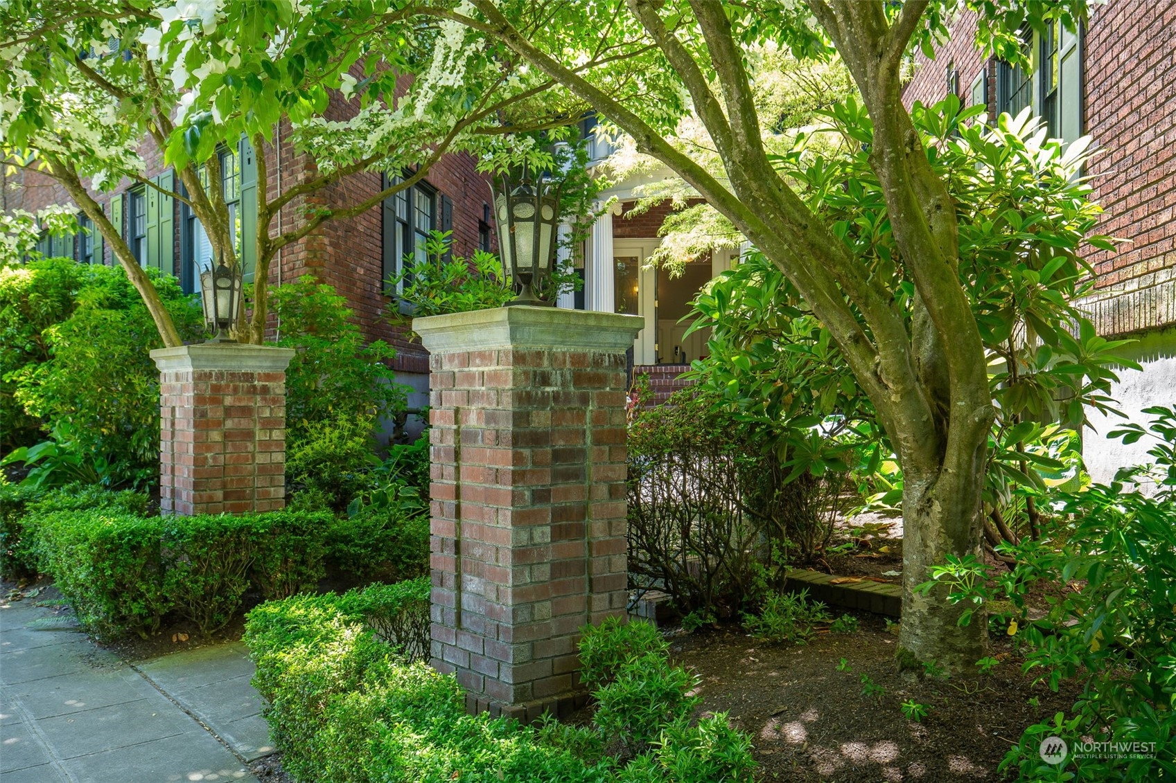 1065 East Prospect Street, Unit 204 Seattle, WA 98102 - Photo 28 of 30 a view of a garden