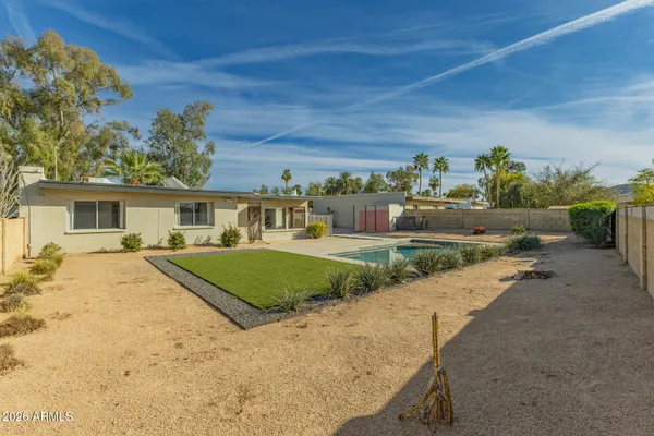 a view of a backyard
