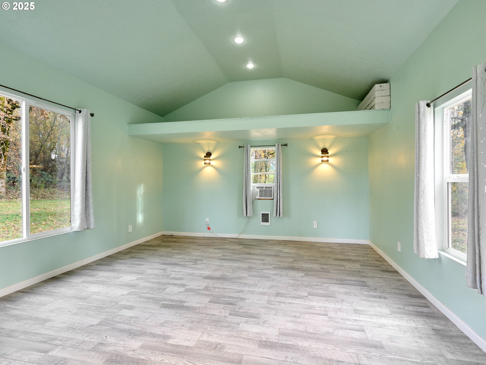 6288 Sherman Road Southeast Aumsville, OR 97325 - Photo 23 of 45 a view of empty room with window