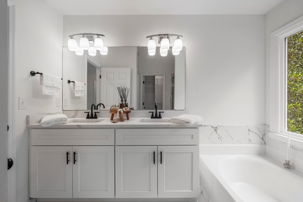 129 Sunny Point Circle LaGrange, GA 30240 - Photo 21 of 48 Main Bathroom