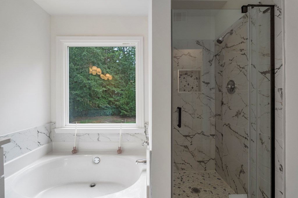 129 Sunny Point Circle LaGrange, GA 30240 - Photo 23 of 48 Separate Tub / Shower