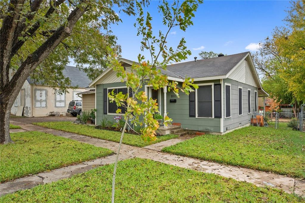 a view of a house with a yard