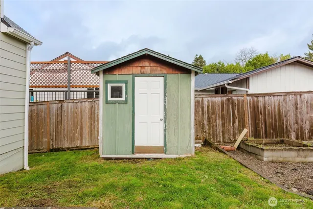 a view of a backyard