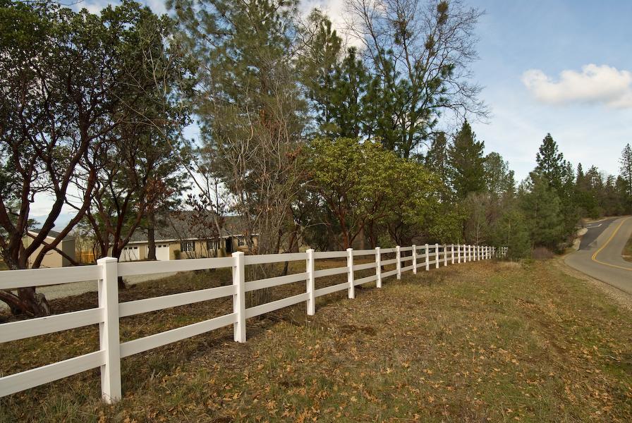 6760 Black Butte Road Shingletown, CA 96088 - Photo 2 of 39 White Vinyl Fencing