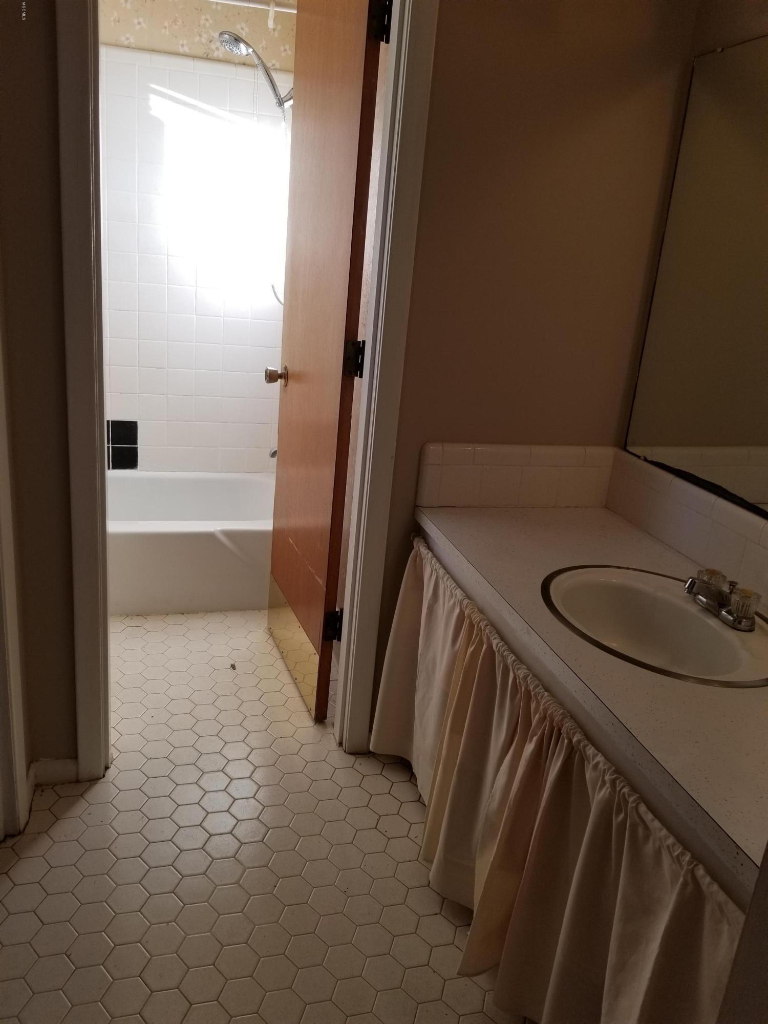 2104 Millswood Road Picayune, MS 39466 - Photo 17 of 39 Master Bath-Upstairs