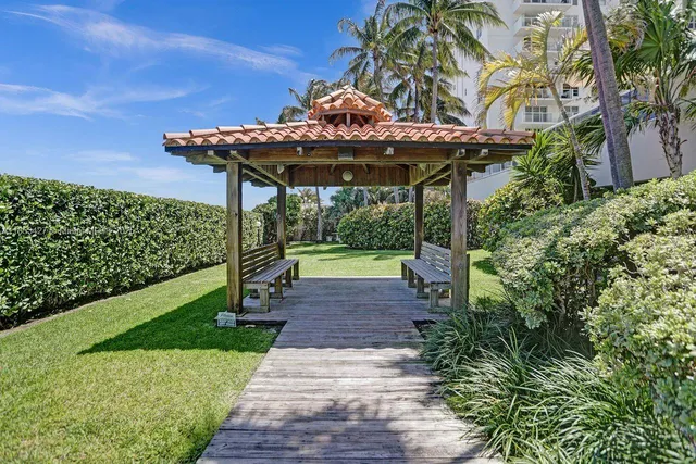 a view of a backyard