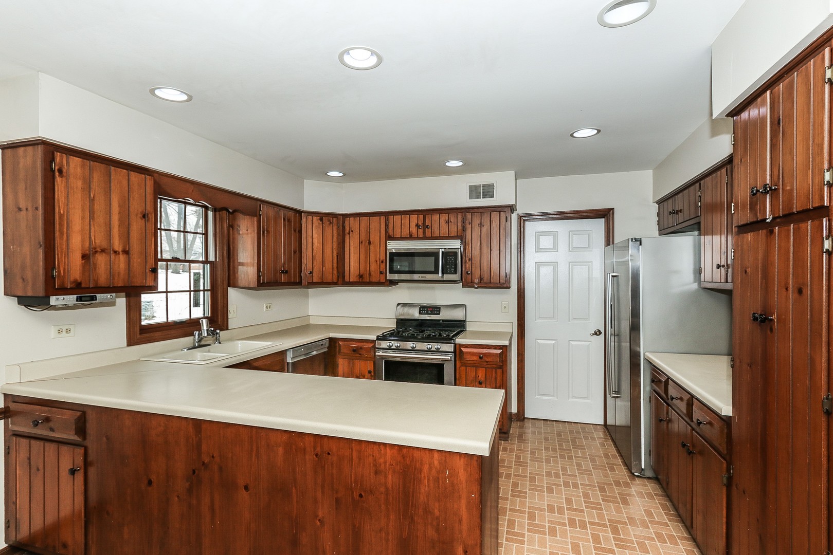 2856 Sun Valley Road Lisle, IL 60532 - Photo 8 of 32