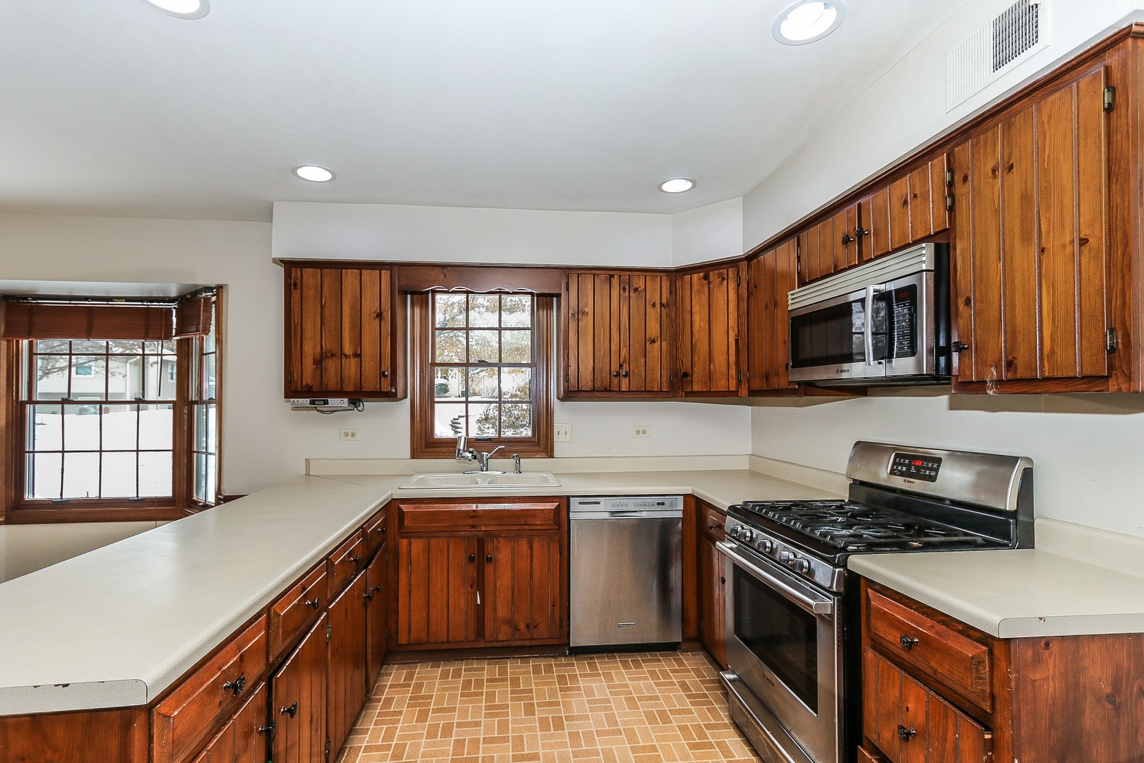 2856 Sun Valley Road Lisle, IL 60532 - Photo 10 of 32