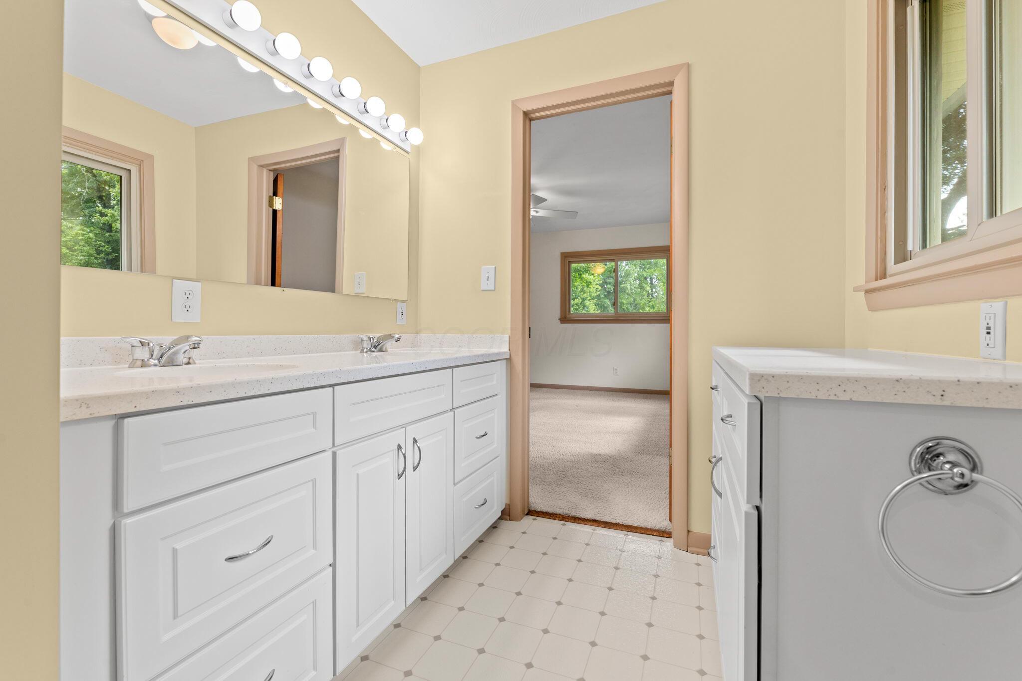 926 South Hempstead Road Westerville, OH 43081 - Photo 21 of 58 Primary Ensuite