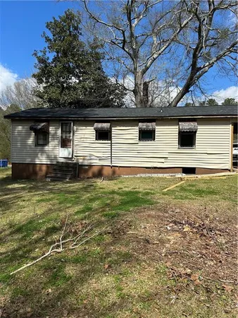 a view of a house with a yard