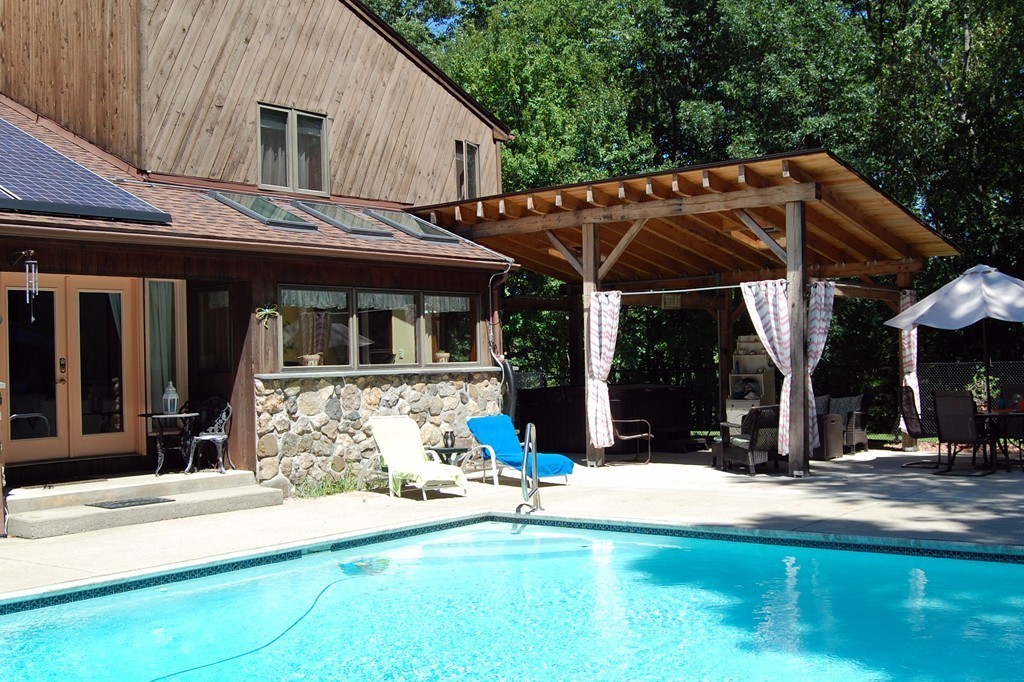 84 Cardinal Circle Ludlow, MA 01056 - Photo 3 of 30 Gallery Image 3