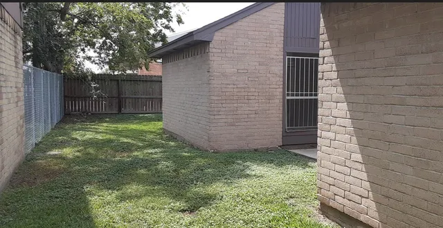 a view of a backyard