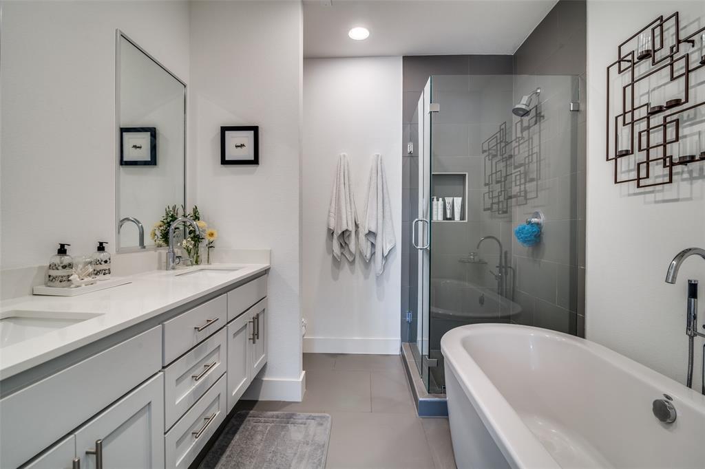 5602 Lindell Avenue, Unit B Dallas, TX 75206 - Photo 18 of 29 a bathroom with a tub a sink and mirror