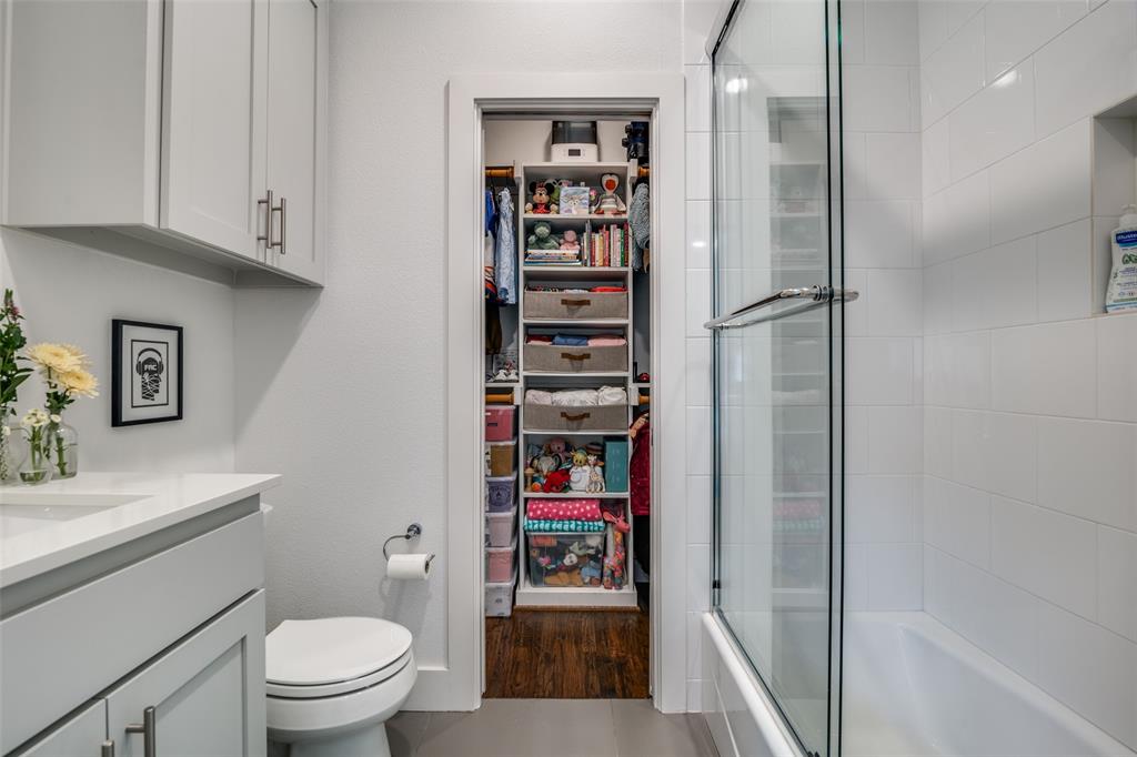 5602 Lindell Avenue, Unit B Dallas, TX 75206 - Photo 23 of 29 a bathroom with a toilet and a shower