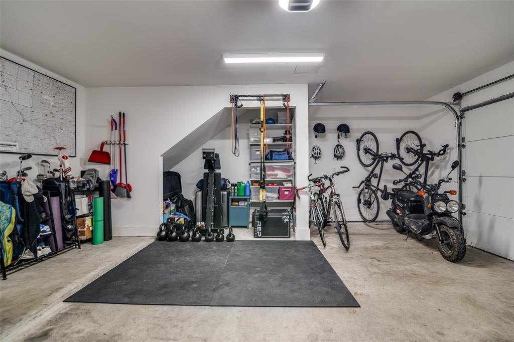 5602 Lindell Avenue, Unit B Dallas, TX 75206 - Photo 25 of 29 a view of a room with gym equipment