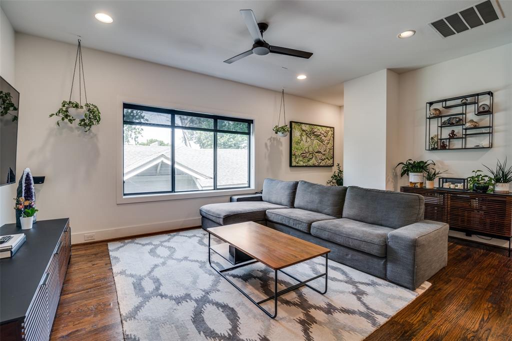 5602 Lindell Avenue, Unit B Dallas, TX 75206 - Photo 8 of 29 a living room with furniture and a window