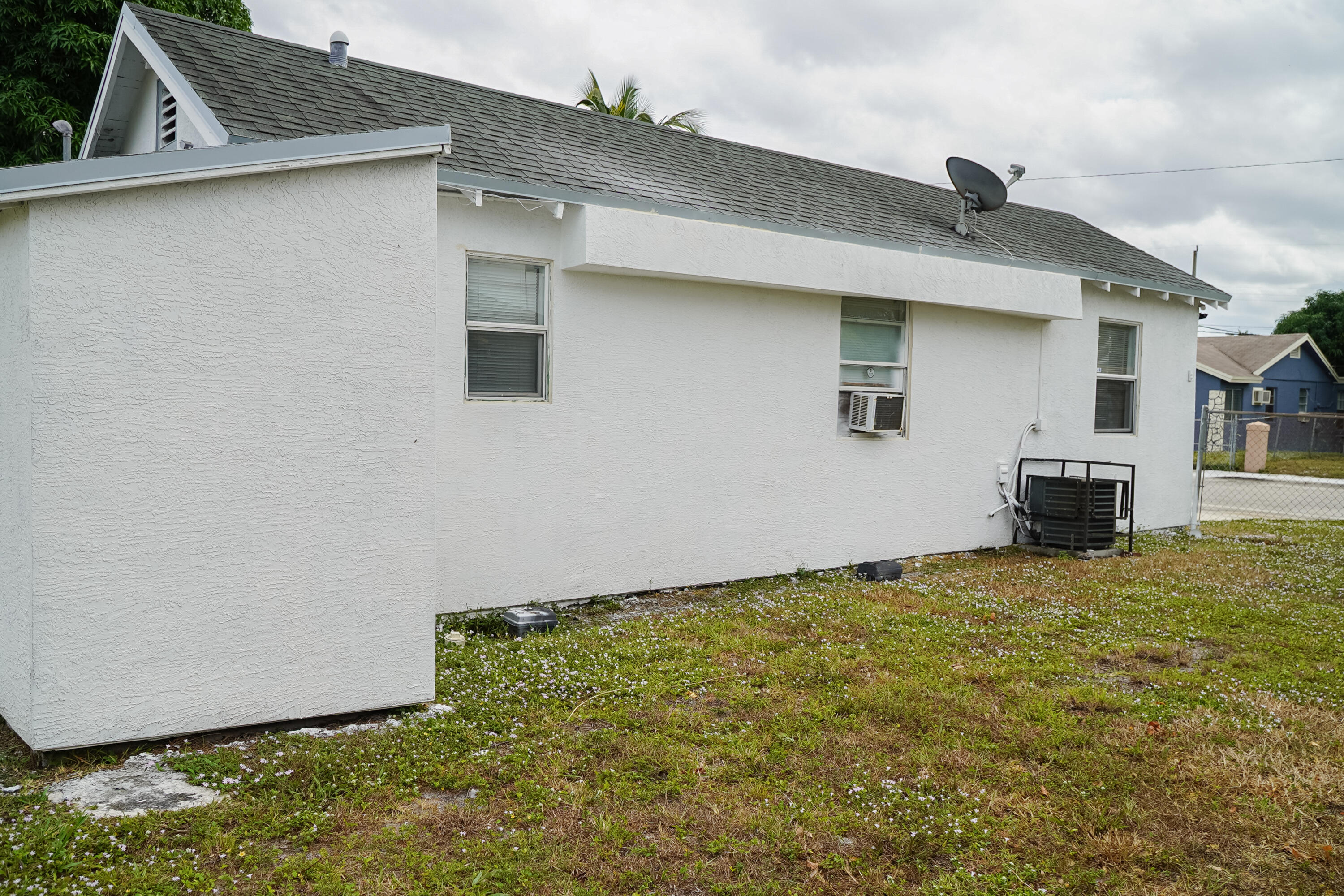 908 West 5th Street Riviera Beach, FL 33404 - Photo 19 of 40 BACK YARD
