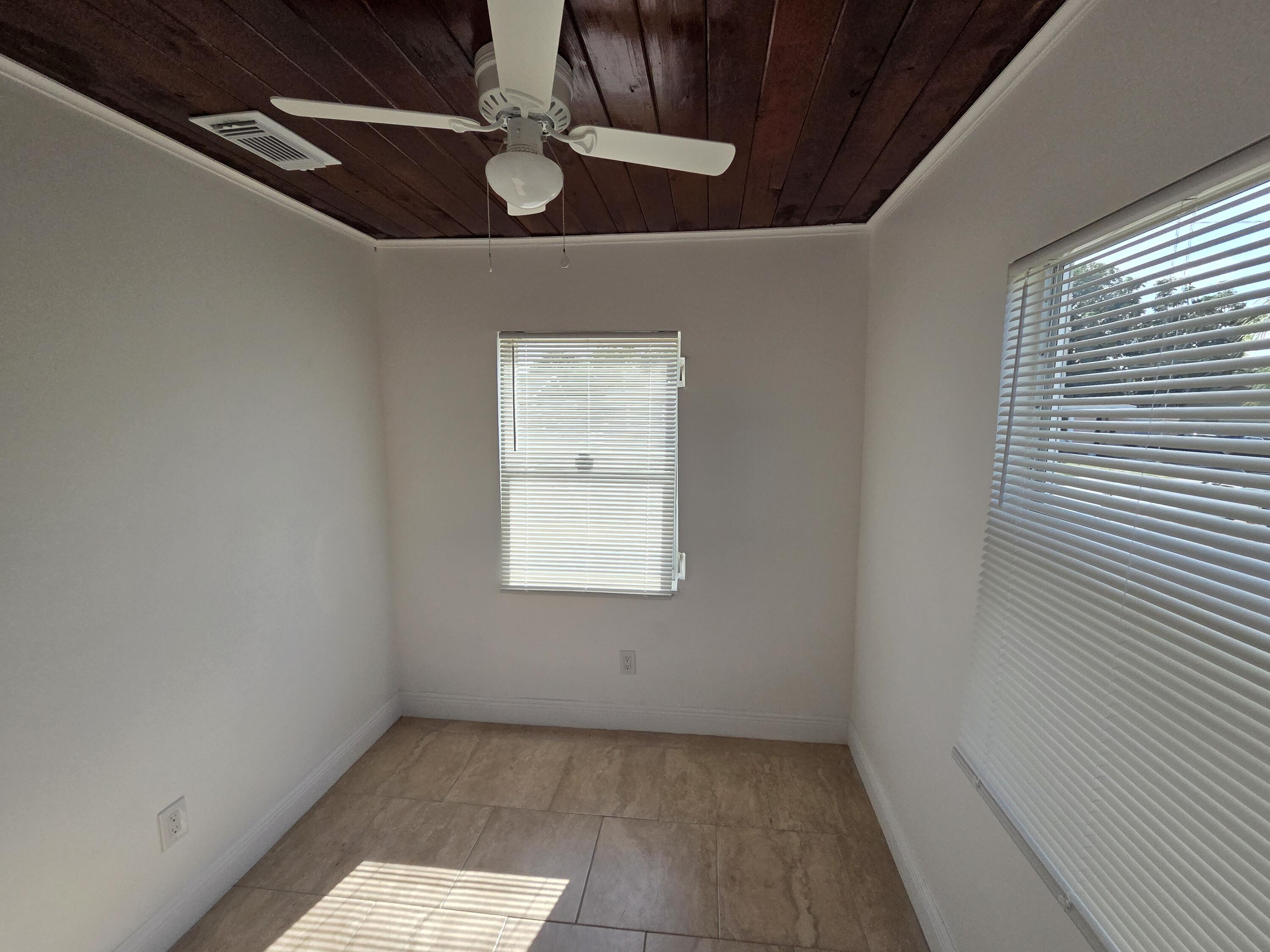 908 West 5th Street Riviera Beach, FL 33404 - Photo 28 of 40 20251128_130437