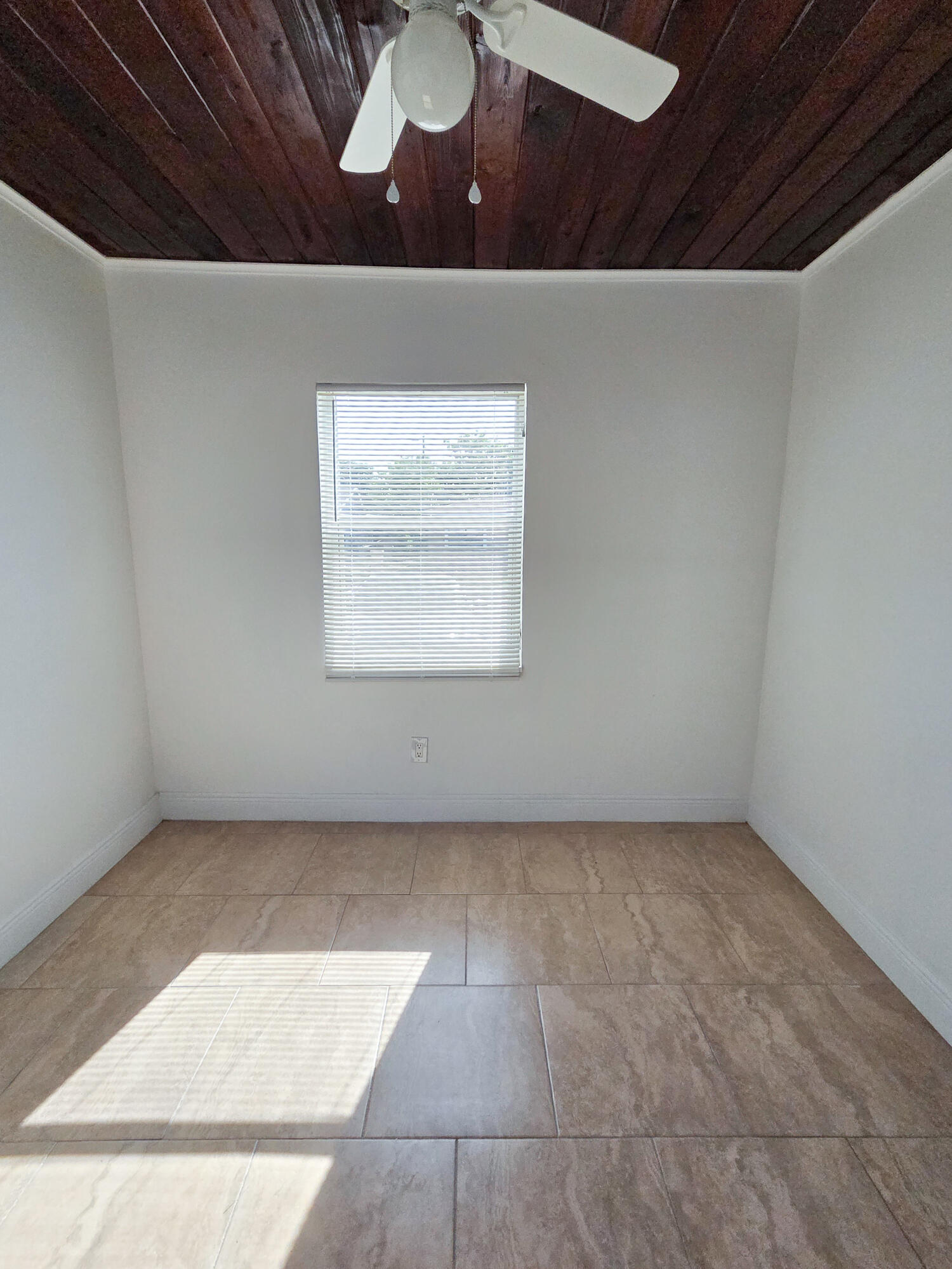 908 West 5th Street Riviera Beach, FL 33404 - Photo 29 of 40 20251128_130537(0)-2-2