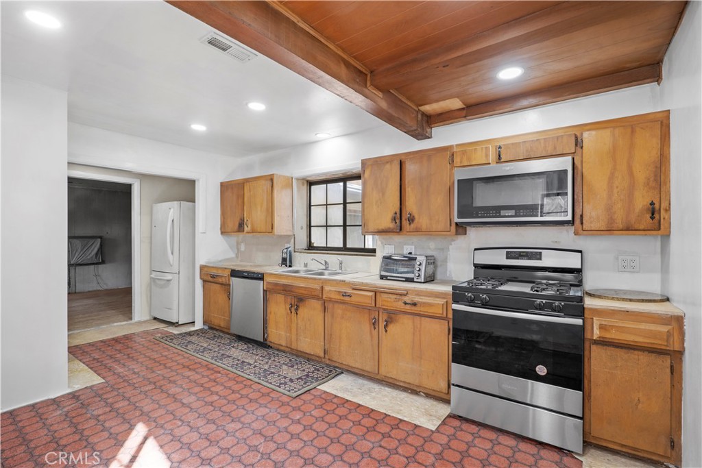 24811 Meadview Avenue Newhall, CA 91321 - Photo 30 of 73