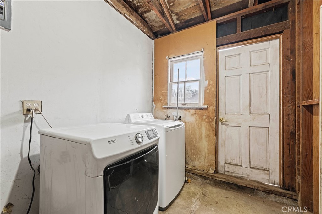 24811 Meadview Avenue Newhall, CA 91321 - Photo 41 of 73 a utility room with dryer and washer