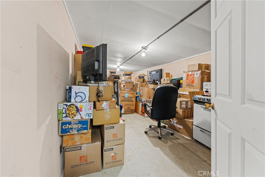 24811 Meadview Avenue Newhall, CA 91321 - Photo 51 of 73