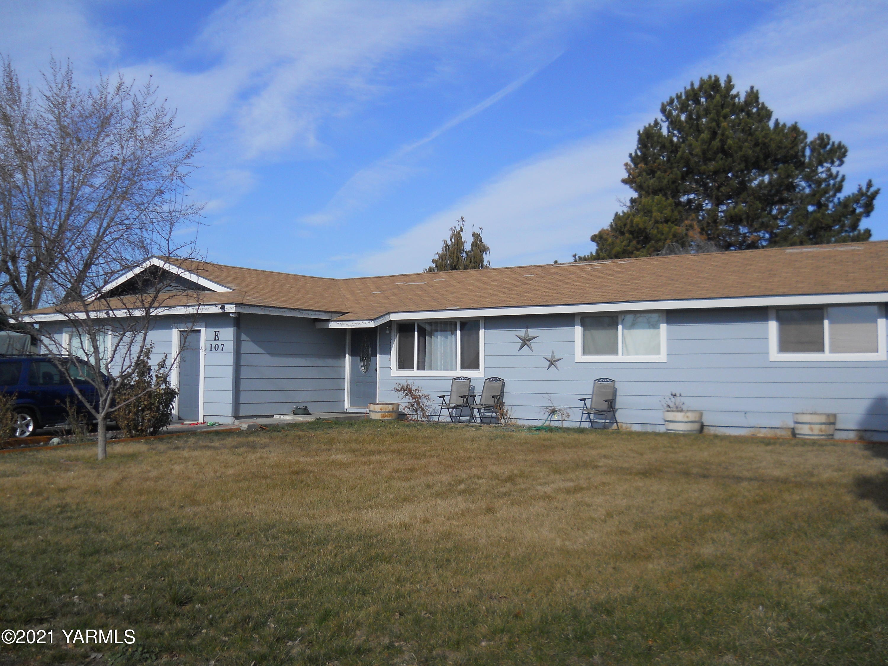 107 East Bonnieview Road Grandview, WA 98930 - Photo 22 of 24 a view of a house with a yard