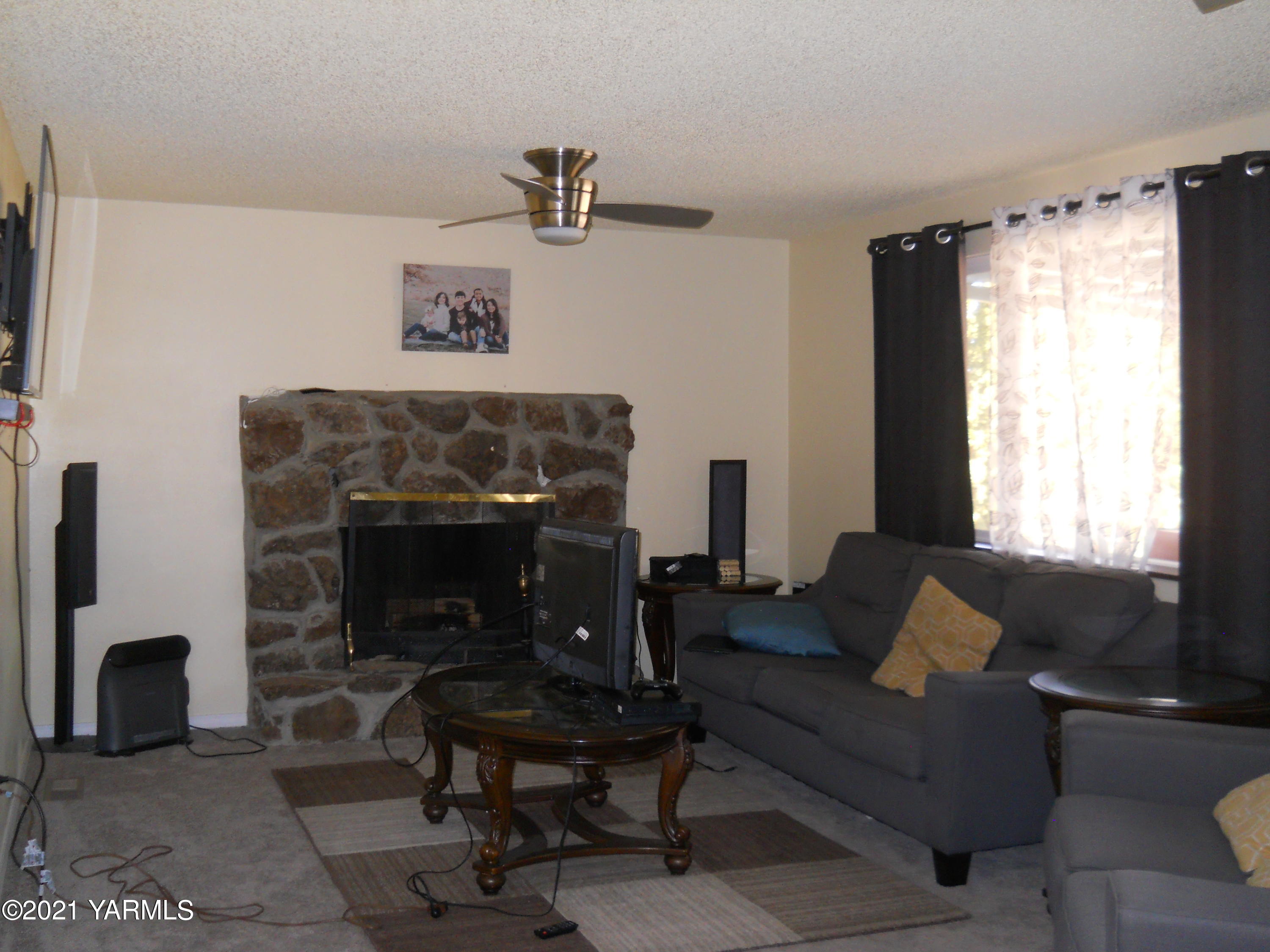 107 East Bonnieview Road Grandview, WA 98930 - Photo 4 of 24 a living room with furniture and a fireplace
