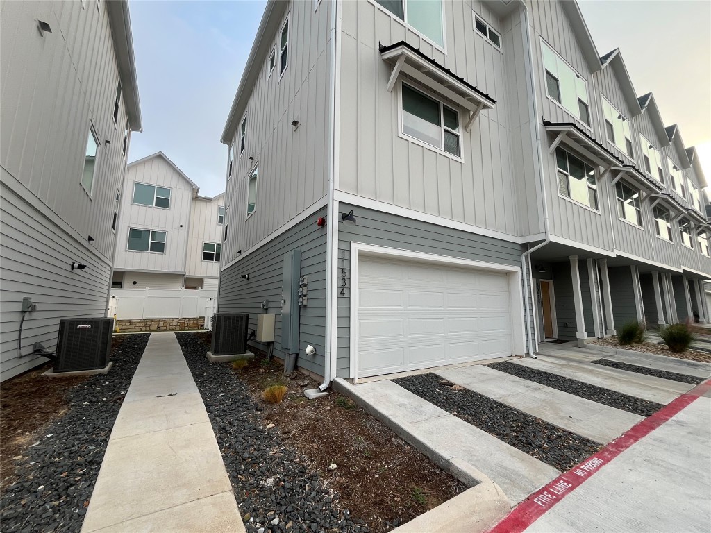 a view of a back yard of the house